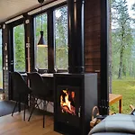 Lapland Landscape With Nature View, Sauna, Fireplace & Kitchen, Yllaes, Aekaeslompolo, Borealis Village Chalet