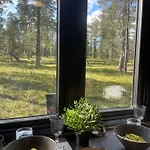 Lapland Landscape With Nature View, Sauna, Fireplace & Kitchen, Yllaes, Aekaeslompolo, Borealis Village *