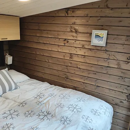 Lapland Landscape With Nature View, Sauna, Fireplace & Kitchen, Yllaes, Aekaeslompolo, Borealis Village Chalet *